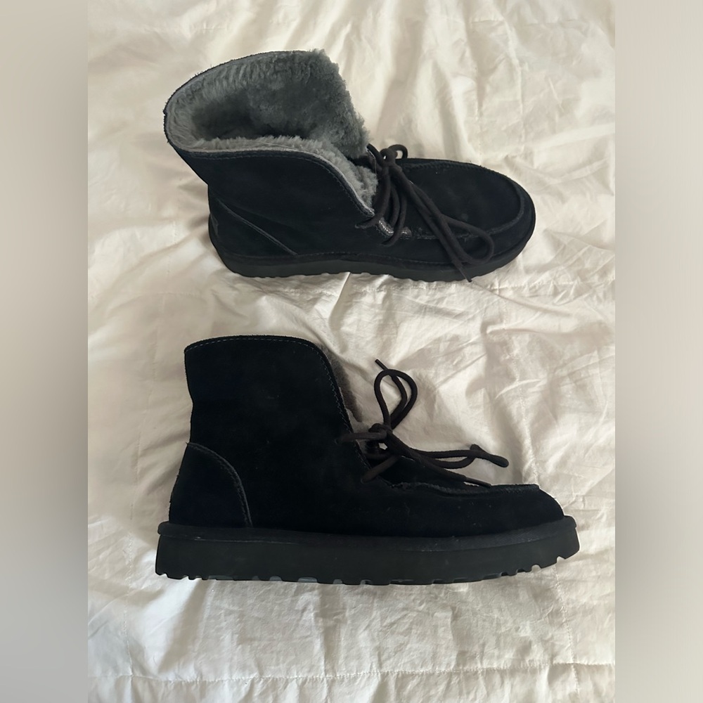 UGGS - barely worn - Size women’s 9